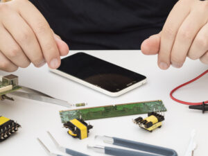 reparación de móviles en Benetússer-manos